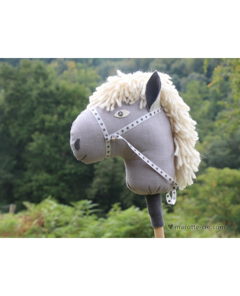 LOT TISSUS ET ACCESSOIRES CHEVAL BATON GRIS dans Catégories par Marotte et Cie